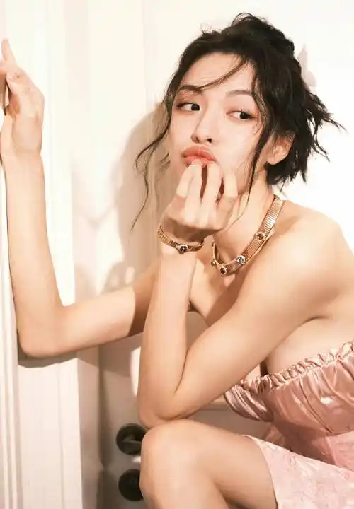 钟楚曦晒美照 穿粉色抹胸短裙床上拍照秀长腿,甜美清新又性感妩媚