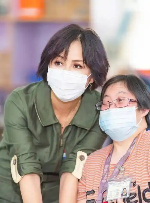 原创刘嘉玲褪去往日时尚穿工装连体裤素颜做活动不时髦却美得惊艳