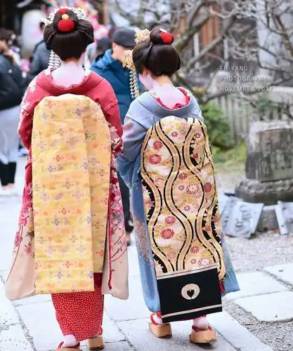 京都和奈良作为日本的二大故都,随处可见穿 着和服的女子,走在古老的