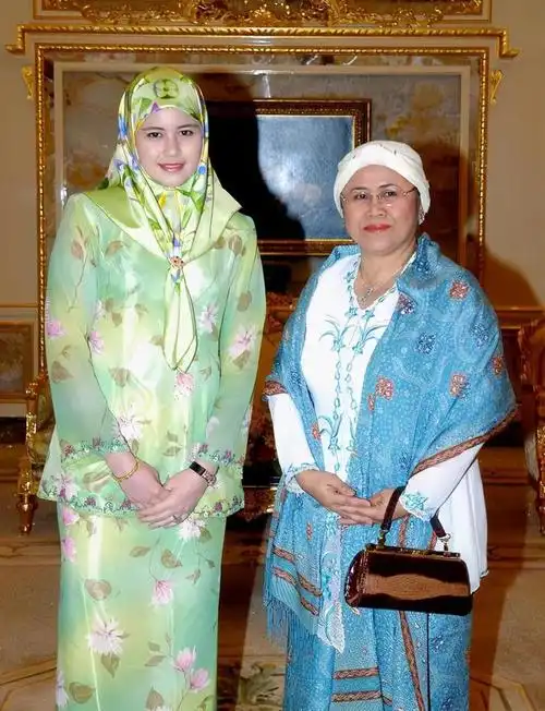 最美文莱王妃罕见现身穿粉裙胳膊变粗人变壮33岁长相清纯像18