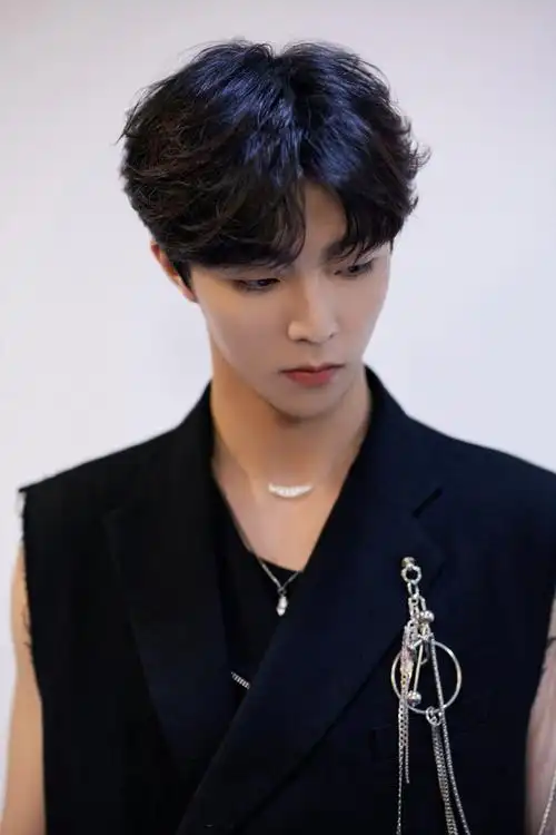 陈立农超话#陈立农在耳朵上贴钻#唤醒神秘格调,热情开唱狂欢时空定格