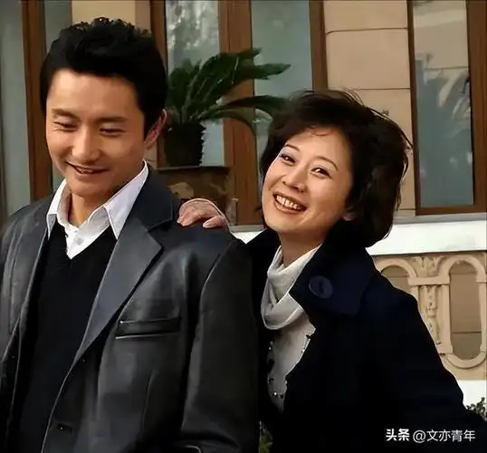 他是掐海清,打周迅的大渣男,拒绝富婆追求,如今成了模范丈夫