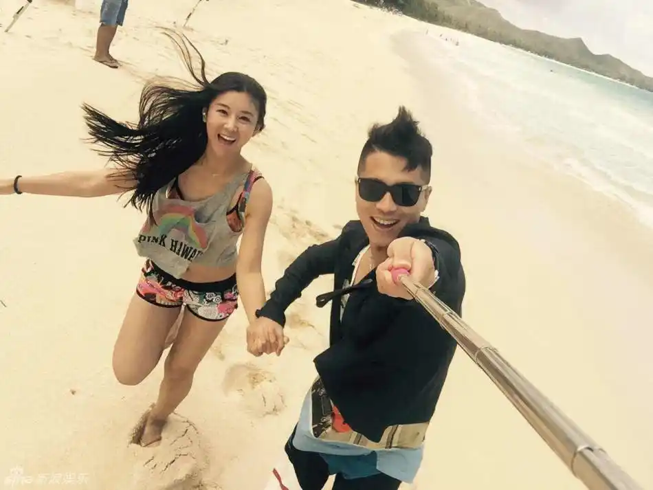 她是冯巩的"女儿",33岁却像18,老公因她不接吻戏