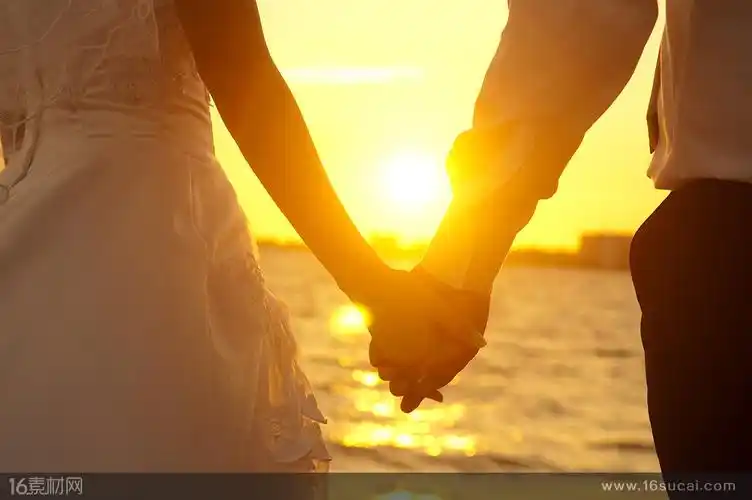 夕阳下握手的爱侣高清摄影图片