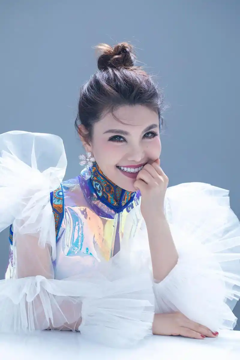 乌兰图雅一曲《画你》火了,在歌声中感受生活的幸福美好