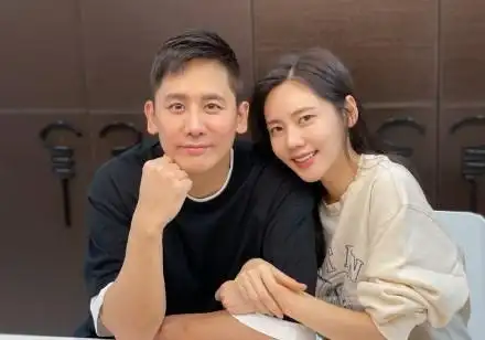 于晓光秋瓷炫新年恩爱合影二人拥抱比心感情甜蜜