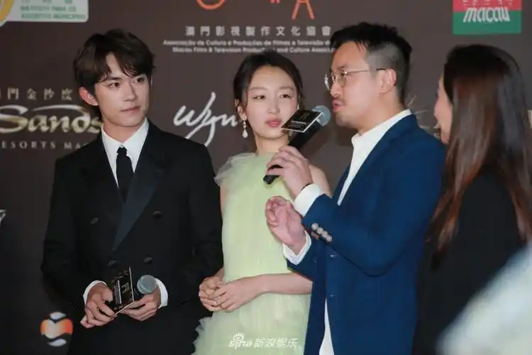 《少年的你》易烊千玺周冬雨再同框 曾国祥携妻子走红毯