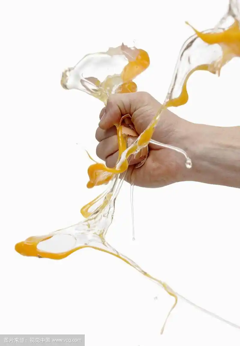 一只捏鸡蛋的手