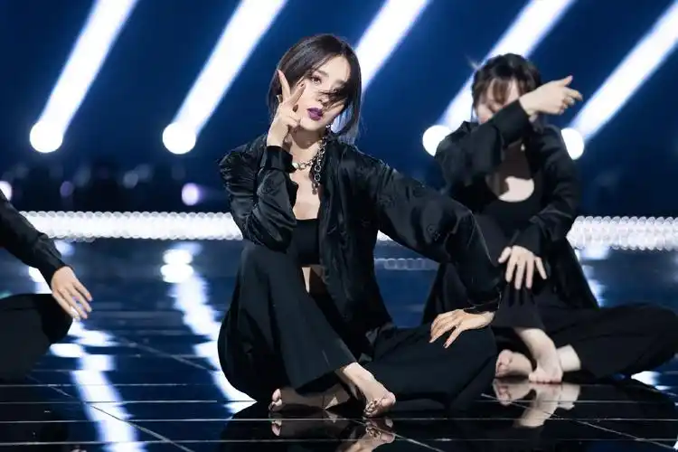 佟丽娅卡点大跳爵士舞,冷艳酷飒突破自我|佟丽娅_新浪新闻