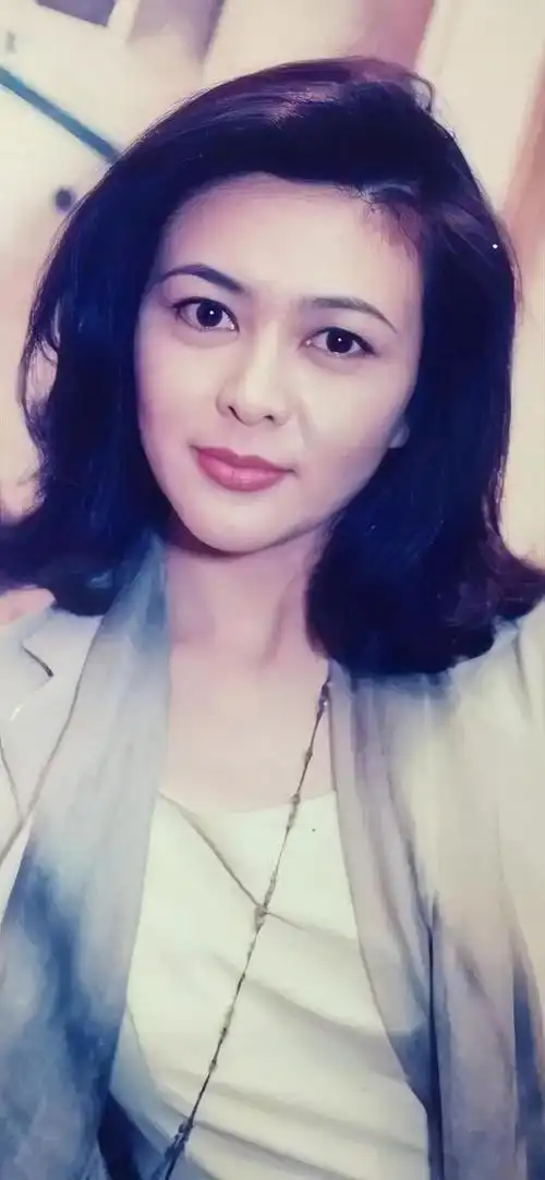 关之琳是香港娱乐圈的一位著名女演员,她曾经在80年代和90年代的电影