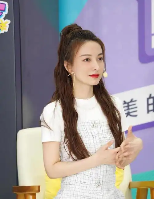 吴昕到37岁气质终于全开穿格纹连体裤结合了白色t恤俏皮可爱