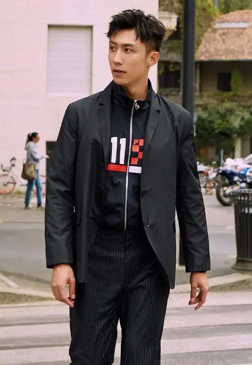 【9.23 黄景瑜】身穿fila黑色休闲套装的@johnny黄.