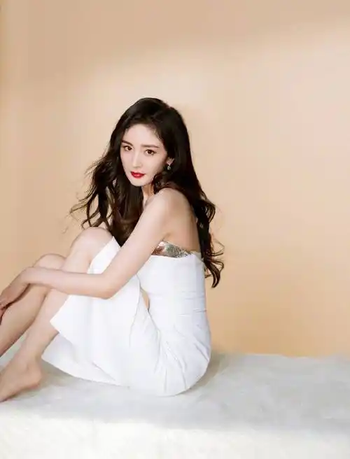 杨幂一袭白色抹胸长裙大秀香肩!