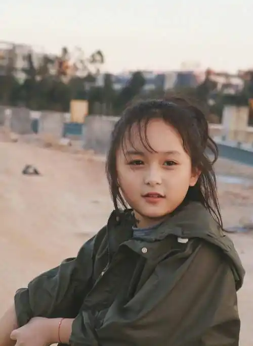 2岁被导演看中年入百万,因长得太美被禁止整容,10岁时已变这样_刘楚恬