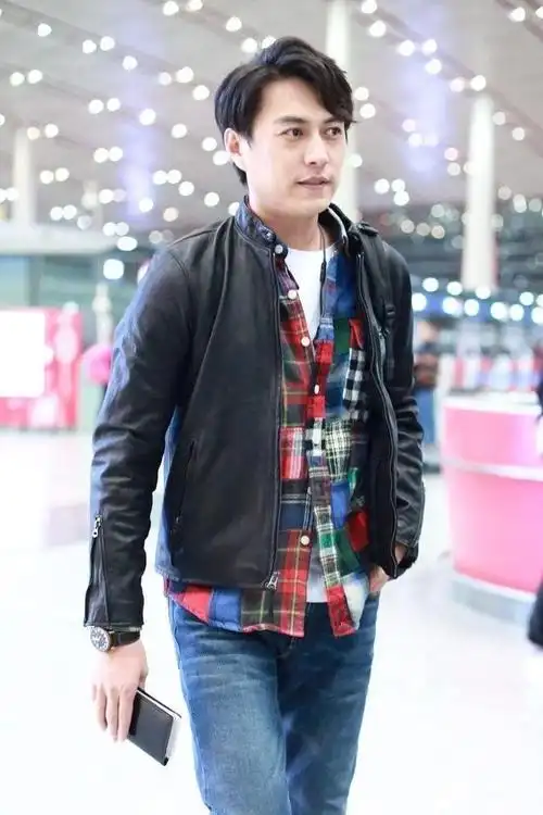 中年男人穿衣,还得看45岁的靳东!用这3件基础款,演绎秋冬时尚