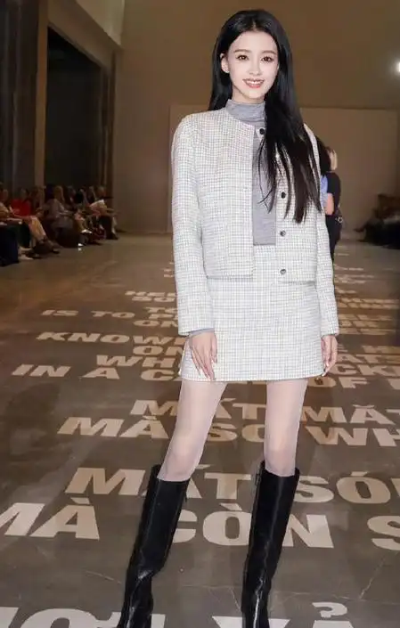 孙怡亮相纽约时尚少女范儿,青春靓丽引人注目!