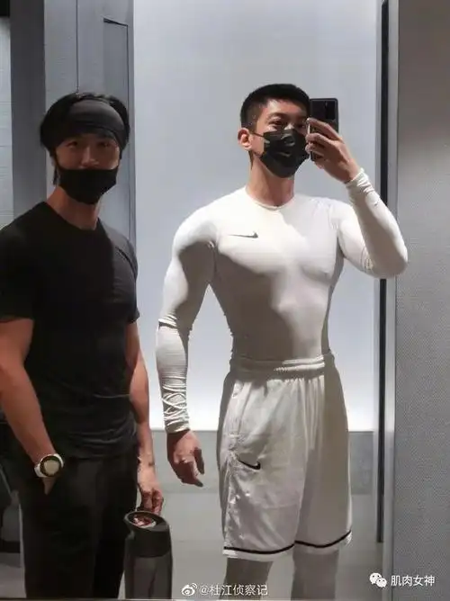 给人一种十足的安全感健硕有型的身材恰到好处的肌肉线条杜江近年来的