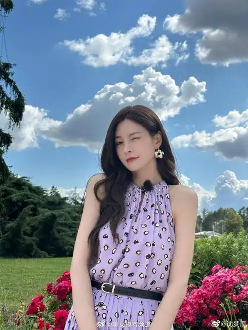 沈梦辰晒多巴胺美照戴钻石脐钉闪闪发光又酷又美