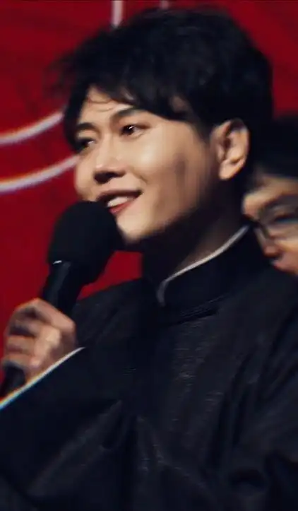 孟鹤堂 模糊 黑色大褂 壁纸