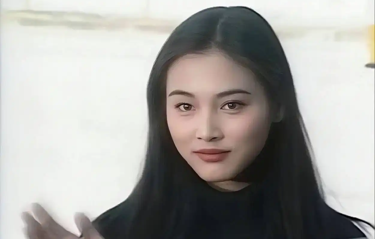 tvb前女星张延旧照被扒出!五官精致气质佳,入行近三十年零绯闻