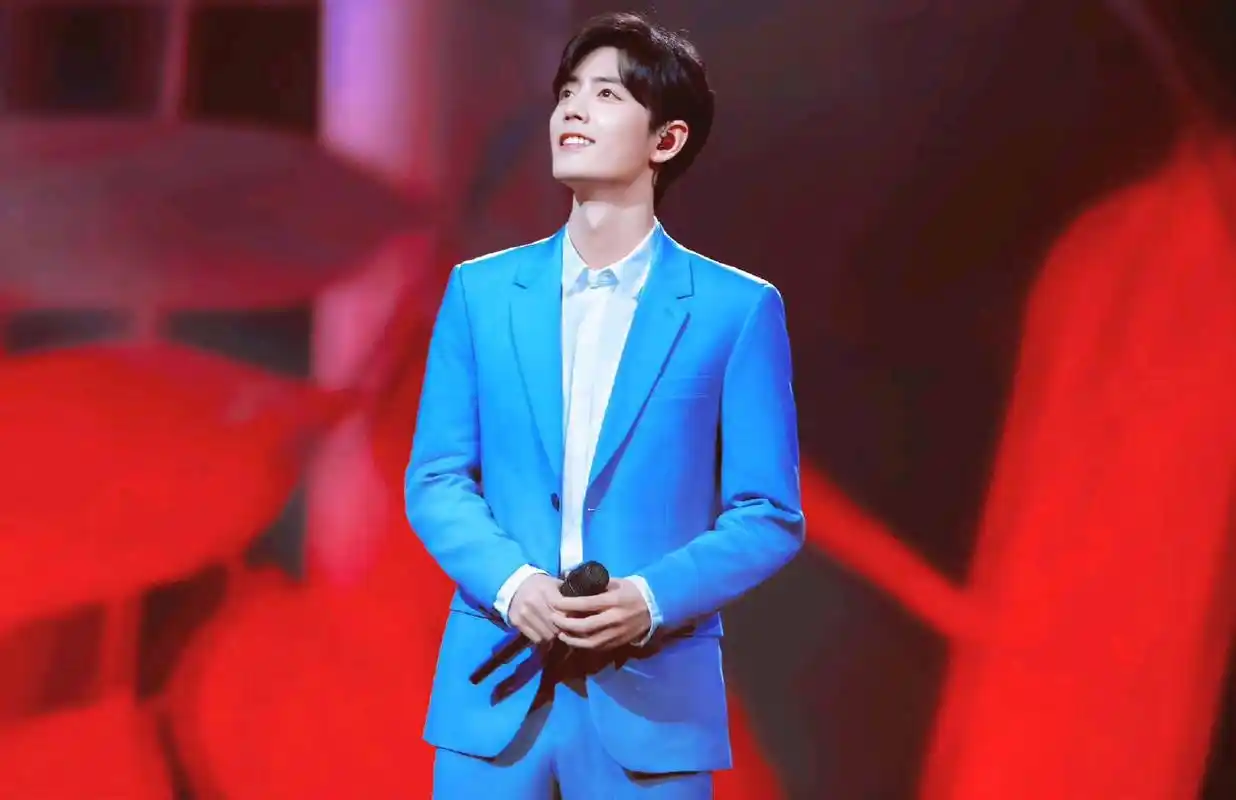 肖战穿着蓝色西装太好看了,太适合穿蓝色系了吧,高贵优雅且沉稳庄重