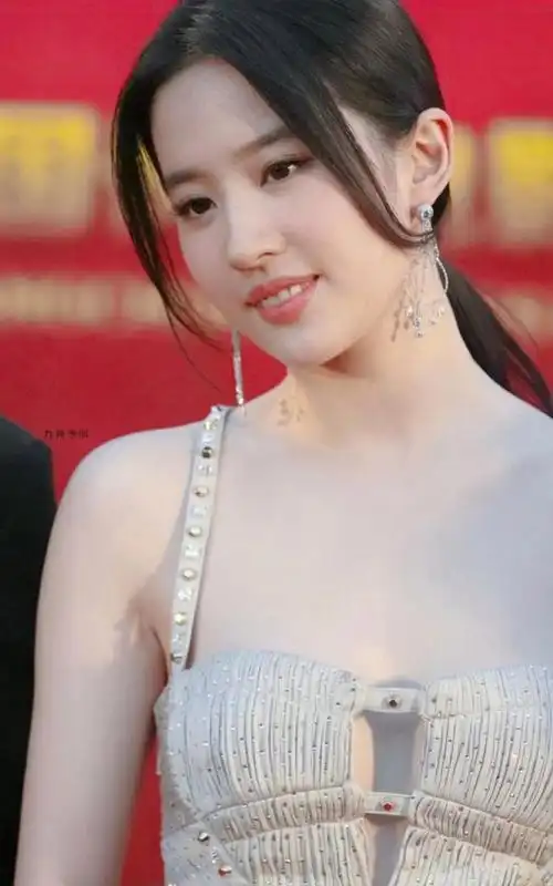 【刘亦菲旧图】做一个有"肉感"的女神,本人比照片好看一万倍|宅男部落