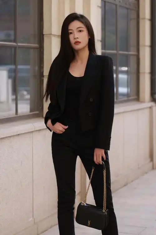 孙芮超话📝@孙芮不同状态下的工作照上海时装周看秀图📸以及各种