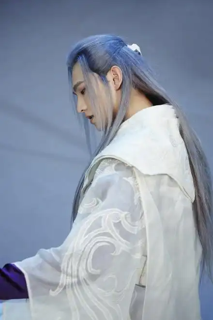 杨洋扮狐妖"银色长发"仙爆! 帅到网友跪了:要我命