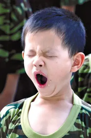 小鬼"当兵"一身汗一脸笑