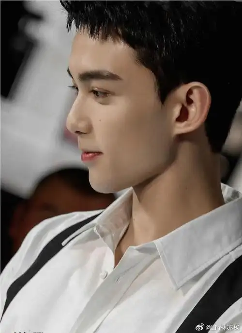 吴磊超话#吴磊#就是这张帅气的脸,这双迷人的眼睛.