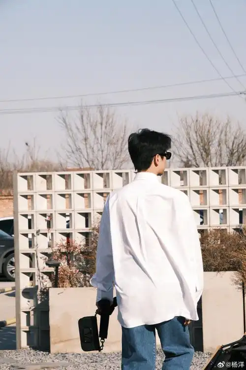杨洋清瘦了不少#杨洋身穿白衬衫搭配牛仔裤,看着好像瘦了,帅哥多车沣