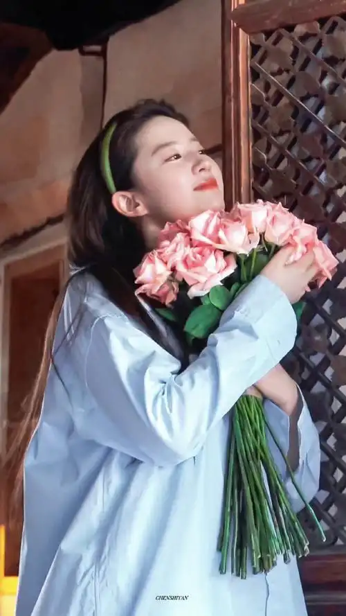 瓶子当然选荔枝玫瑰捧花照啦,朋友圈头像刷屏的节奏啊#刘亦菲