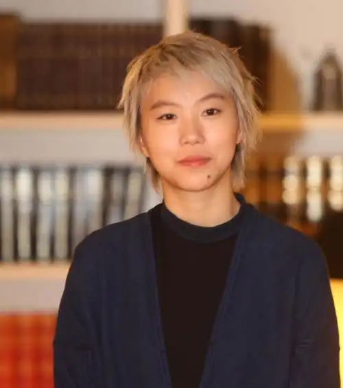 王菲大女儿罕露面!留长头发越来越女人,与妹妹李嫣一样个性