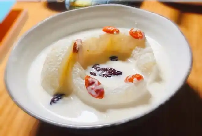 牛奶炖雪梨(温润清甜,很好喝的一款,不需要放糖哦)的做法