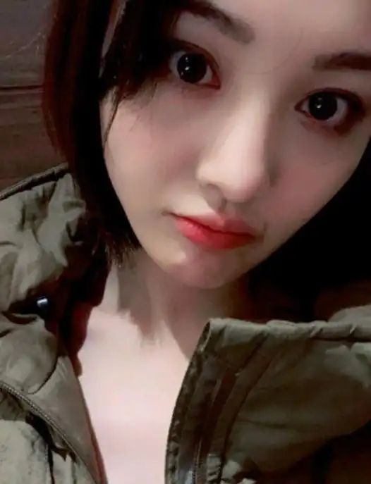 " 留着娃娃头的郑爽皮肤白皙,一双清澈的大眼看着镜头,少女感爆棚