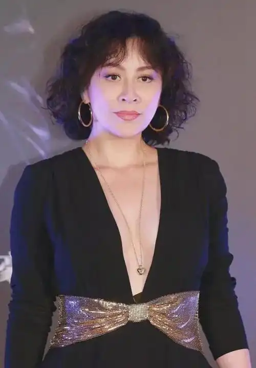 刘嘉玲人老心不老穿深v超短裙性感撩人哪像年过半百的人