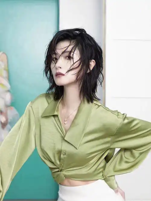 万茜演绎「王室克拉钻」定制吊坠,以百年王冠,打造王室品位最高礼遇