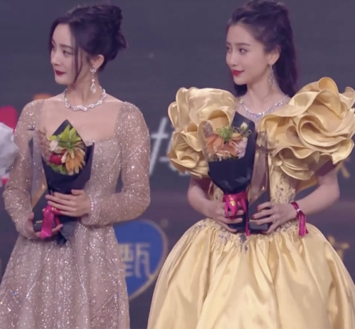 杨幂和baby站位是挨在一起的,两位明眸皓齿,皮肤白皙,容貌秀丽,都连