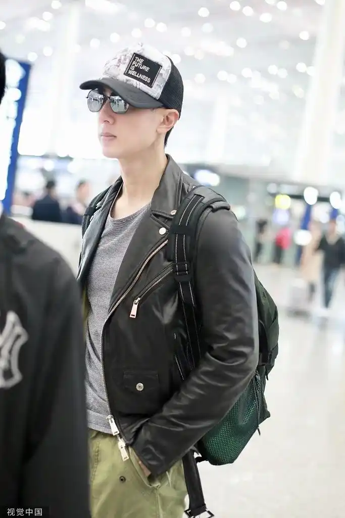 组图:吴尊背双肩包斜戴鸭舌帽青春感爆棚 架黑超赶路潮范十足