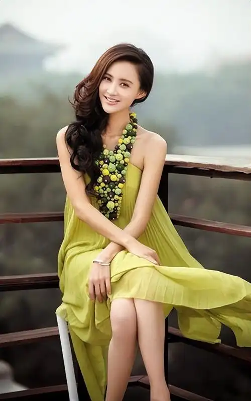 有谁没看过张歆艺少女期证件照?天生美貌基因太绝,得感谢她爸妈