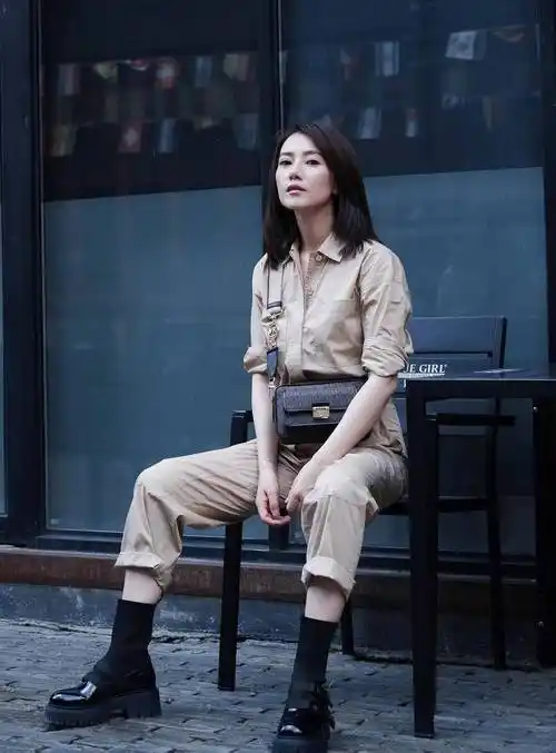 高圆圆终于改风格,卡其色衬衫配工装裤高级时髦,自然发型显气质