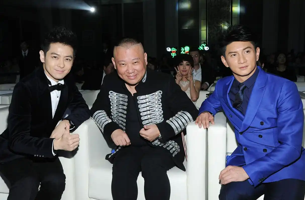 一次活动上林志颖从郭德纲走过说,"叔,麻烦让一下"郭德纲一听乐了:我