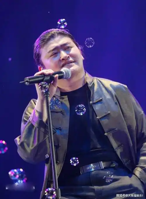 而当大家在舞台上看到了演唱者本人的演唱视频,不由得一脸问号:刘欢