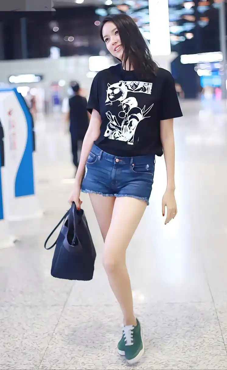 在牛仔短裤的映衬之下,张梓琳的腿显得十分的修长,远远看上去十分吸