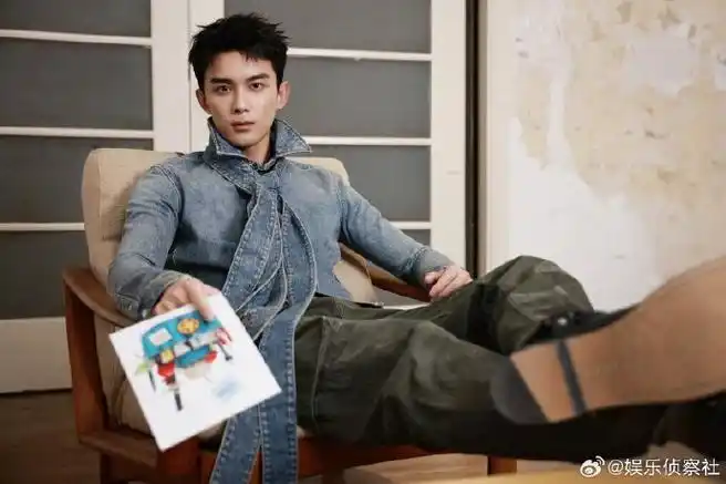 分开也都是很好看的啊,太喜欢看一个人的鼻子了,吴磊的鼻子鼻梁高挺