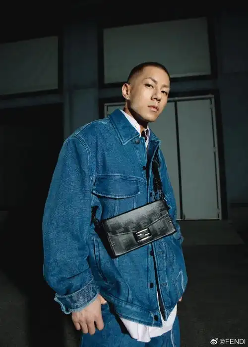 歌手,演员@casper_卡斯柏身着fendi,搭配fendi faster运动鞋,经典丹宁