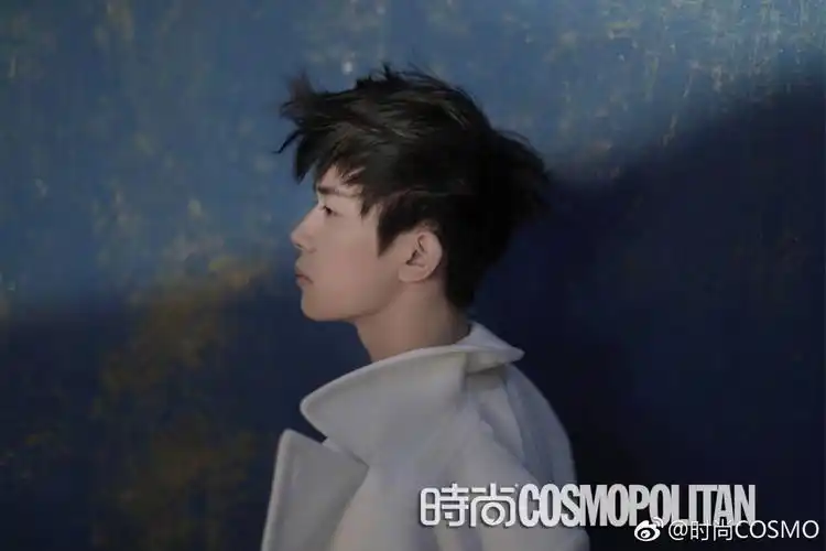 易烊千玺《时尚cosmo 》线上预售