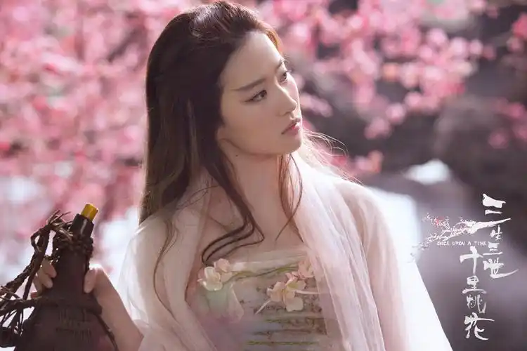 假设前提是杨幂白浅领先,你们认为刘亦菲可以超越杨幂扮演的白浅吗?