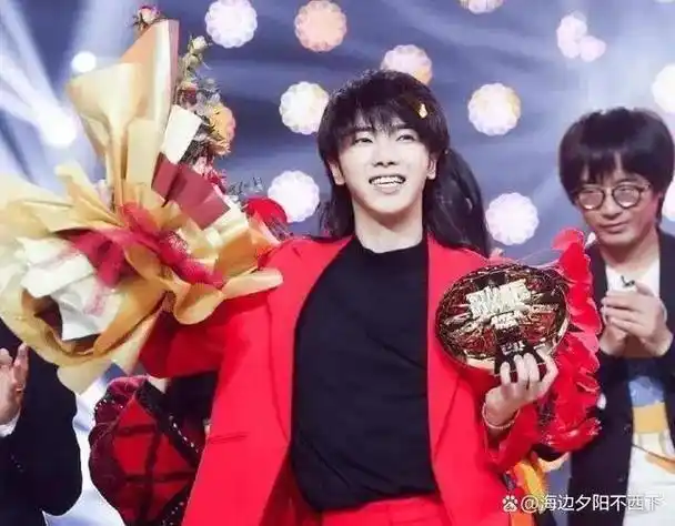 华晨宇火星妆容意外走红,在扬起外套的瞬间,粉色的少女心在燃烧