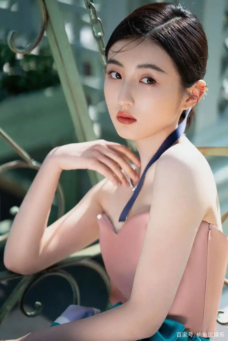 张子枫罕见性感一回!穿抹胸长裙尽显好身材,20岁美得像瓷娃娃